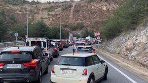 Cues al túnel del Cadí per accedir a la Cerdanya i per sortir-ne