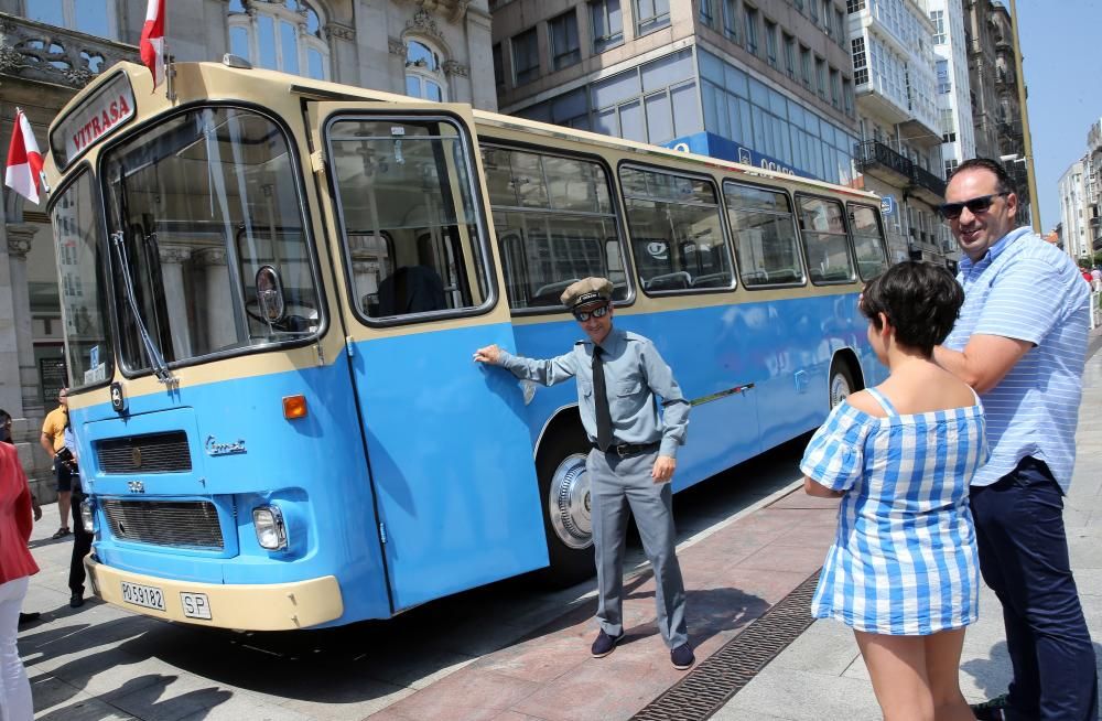 Vitrasa celebra su 50 aniversario con un recorrido por la ciudad en un autobús del año 1968 de color azul.