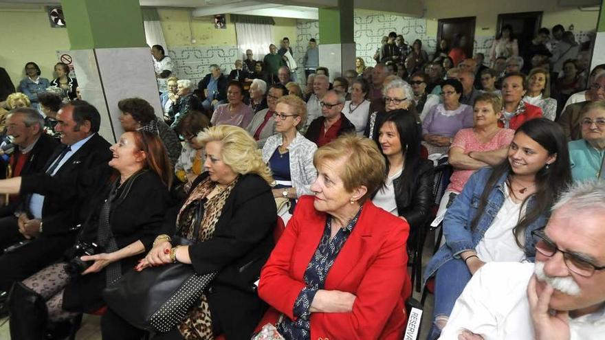 Público, ayer, en el salón de actos del hogar de pensionistas de Rioturbio.