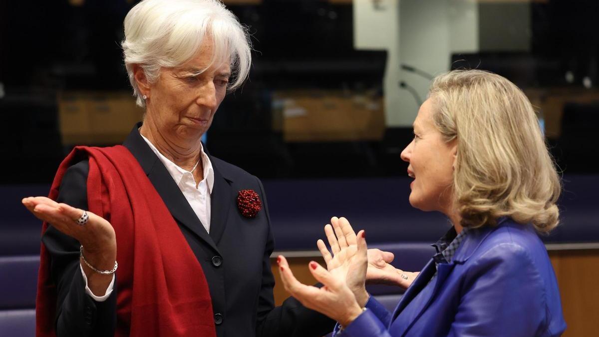 La presidenta del BCE, Christine Lagarde, conversa con la vicepresidenta primera en funciones, Nadia Calviño.