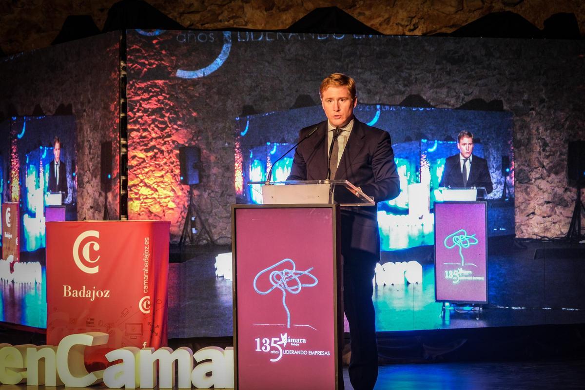 Ignacio Gragera, alcalde de Badajoz felicita a la Cámara por su 135 aniversario.