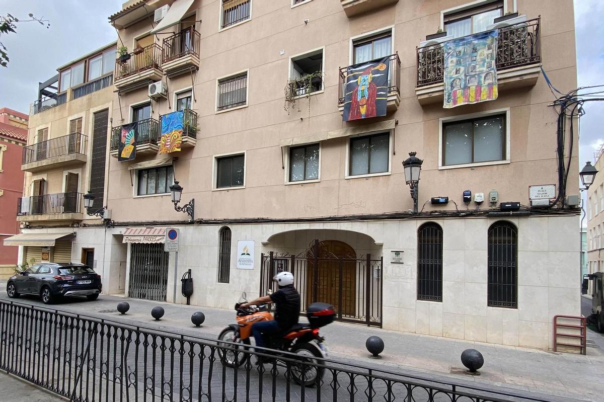 En total se exhibirán 18 lonas artísticas con la Dama de Elche como protagonista