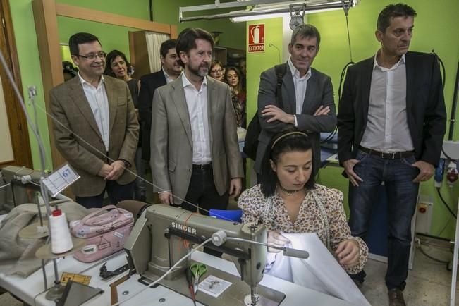 09/12/2016 EDUCACIÓN POLÍTICA  visita del presidente del gobierno Fernando Clavijo ey el presidente del cabildo de tenerife Carlos Alonso al Centro de Formación Profesional IES  Las Indias para explicar el proyectri Enlaza