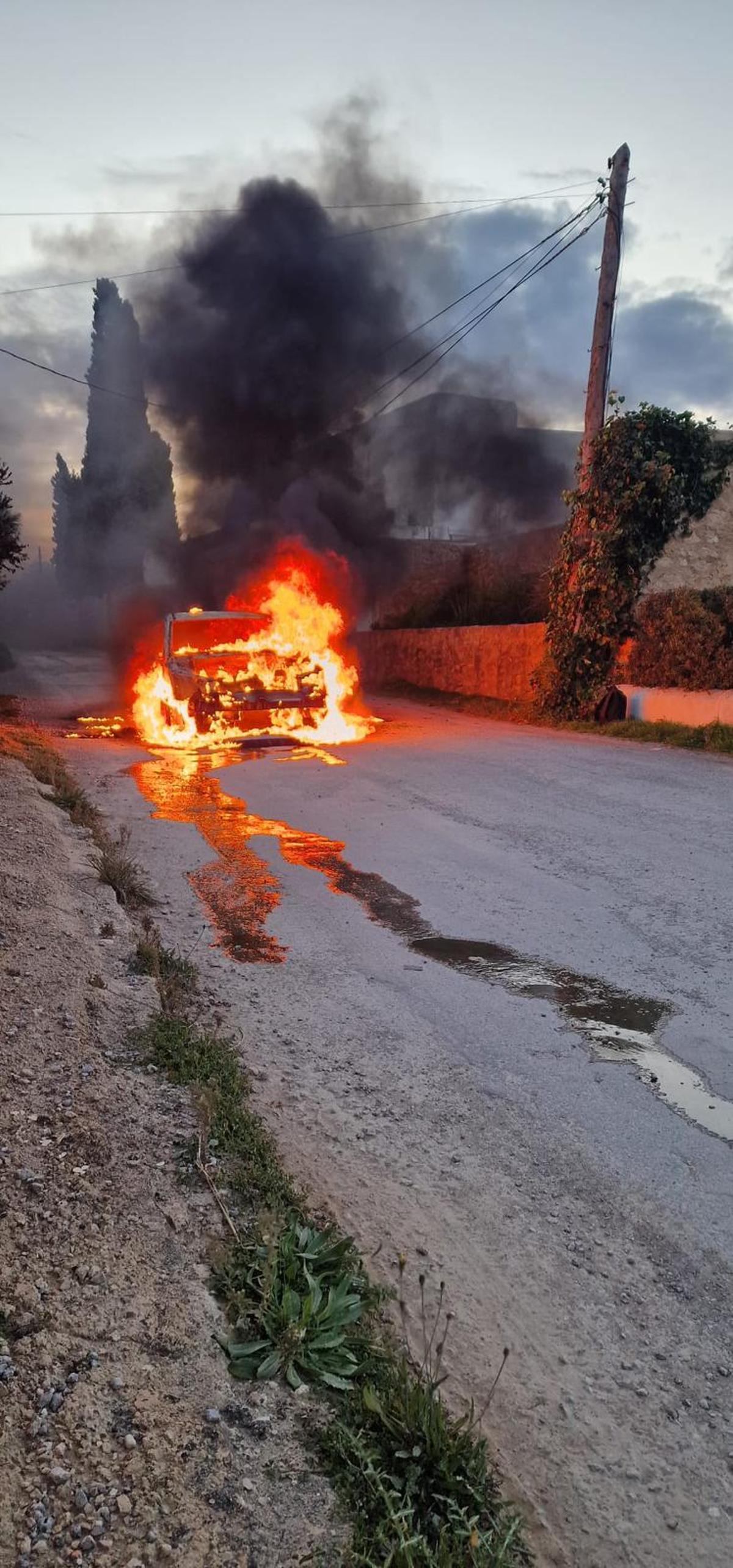 El coche incendiado a primera hora de esta mañana en Sant Miquel.