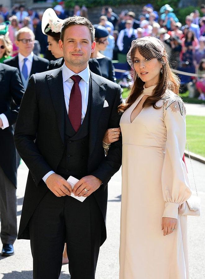 Patrick J. Adams y Troian Bellisario en la boda del Príncipe Harry y Meghan Markle