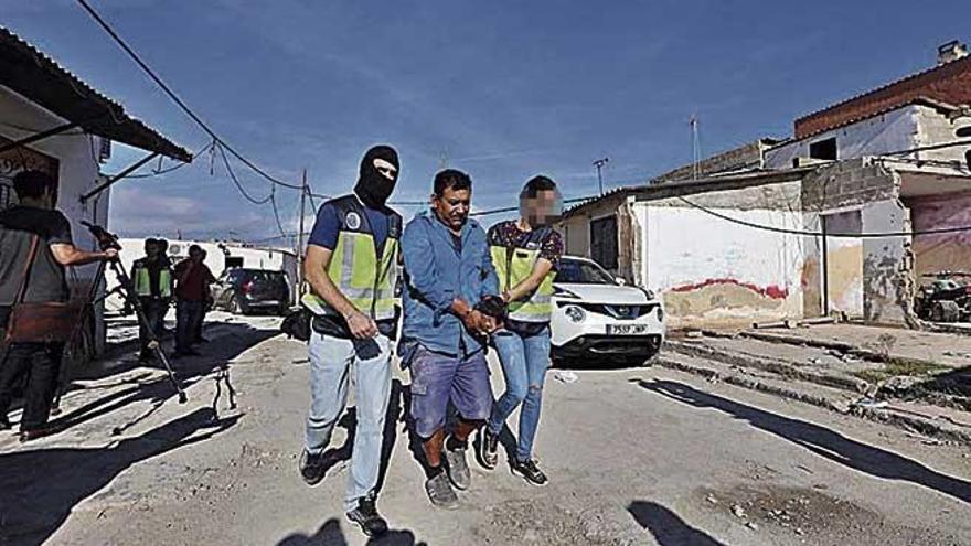 Dos policÃ­as y un detenido, durante la redada en Son Banya.