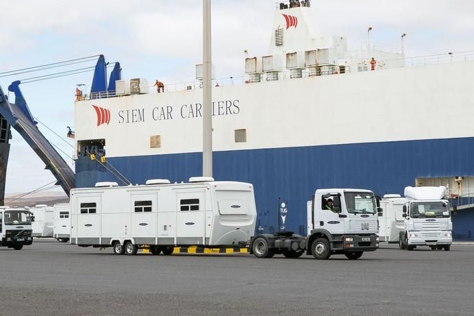 FUERTEVENTURA - llegada a Puerto del Rosario  de los trailers de la pelicula star wars - 25-05-17