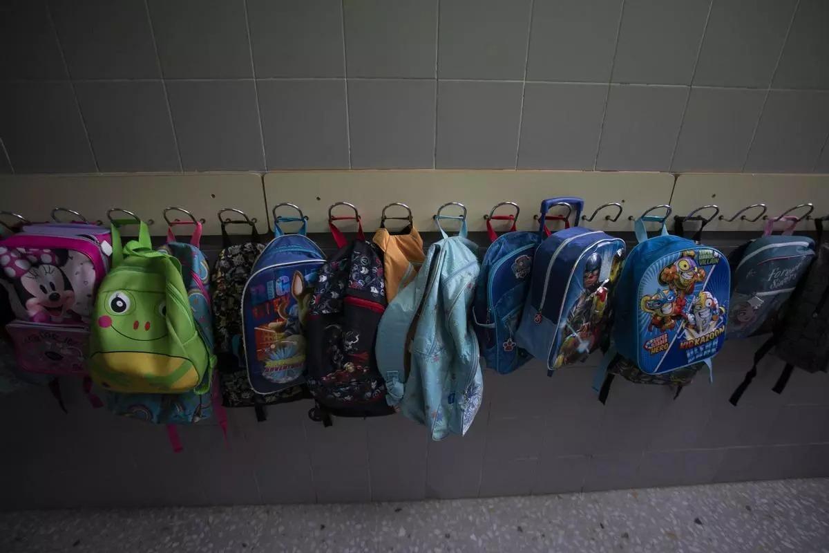 Mochilas en el pasillo de un colegio, en una foto de archivo.