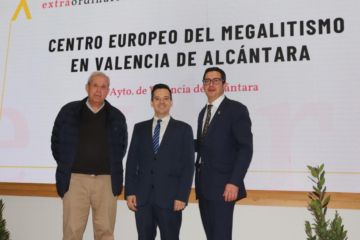 Julián Cortés, concejal de Turismo; Óscar Mateos, director general de Turismo; y Alberto Piris, alcalde de Valencia de Alcántara.