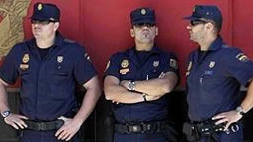 Tres policías nacionales.