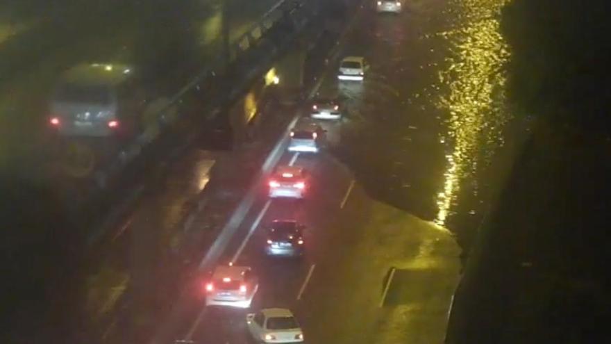 La lluvia inunda y cierra parcialmente la autovía de La Ballena