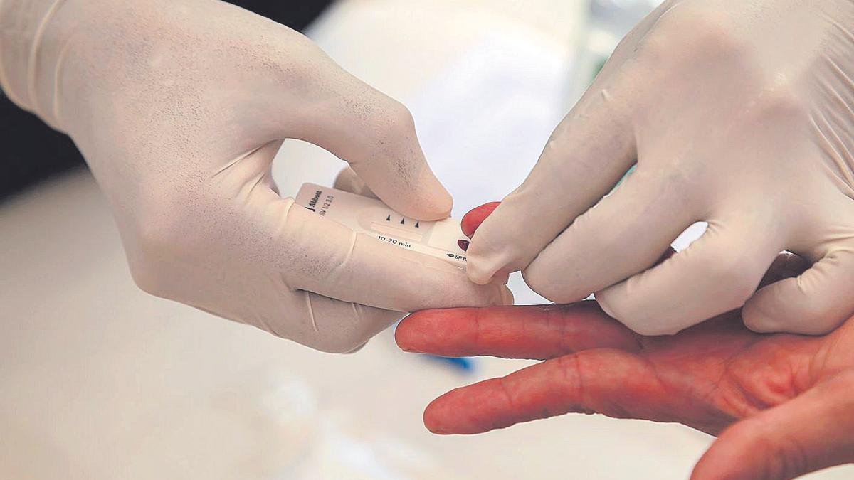 Una persona se somete a un test rápido de VIH, en una imagen de archivo.