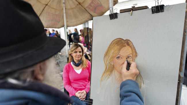 Pintor haciendo un retrato en el barrio de Montmartre