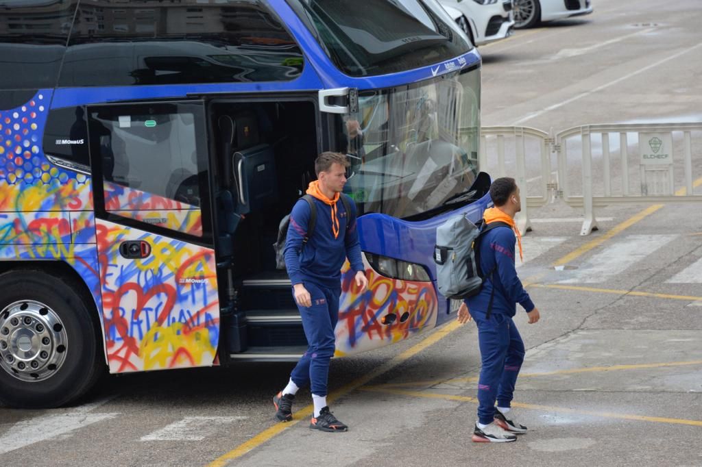 Miles de aficionados reciben con vítores a los autobuses del Elche CF y del Barcelona CF