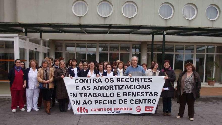 Concentración de miembros del comité que denunciaron sobrecarga de trabajo en la residencia, en 2013.