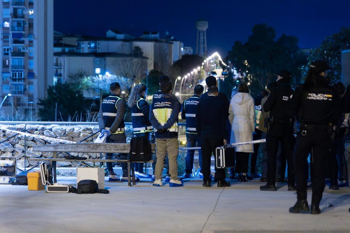 Amplio despliegue policial en el lugar del hallazgo del cadáver en Alicante.