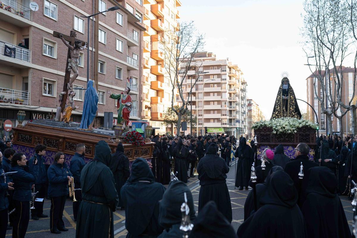 GALERÍA | La salida de Jesús Nazareno y las tradicionales sopas de ajo, en imágenes