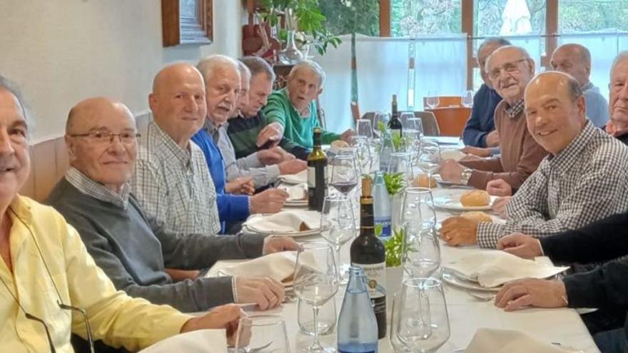 Por la izquierda, Dioni, Cadrecha, Santos, Falo, Maxi, Jose, Esparza, Gracia, Josini, Montes, Carballo, Gabino, Suso, Oria y Campal. | LNE