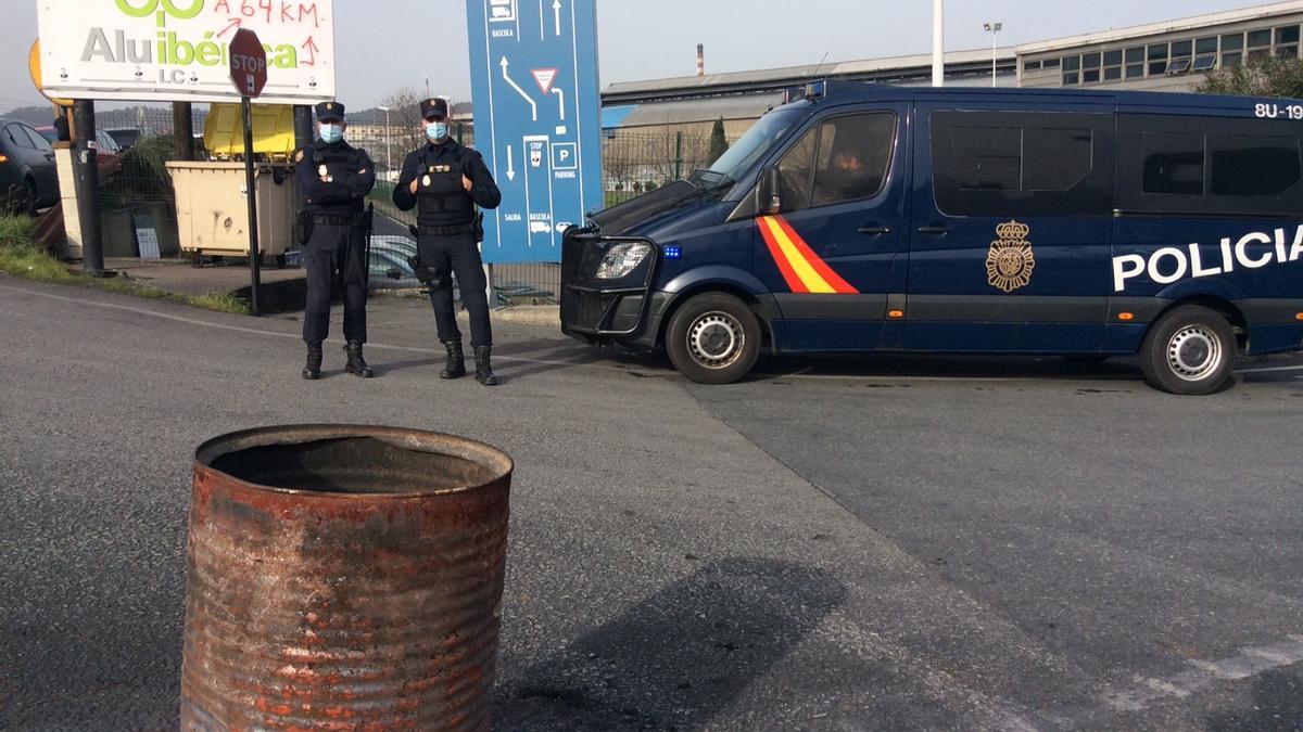 La Policía Nacional toma las fábricas de Alu Ibérica en A Coruña y Avilés