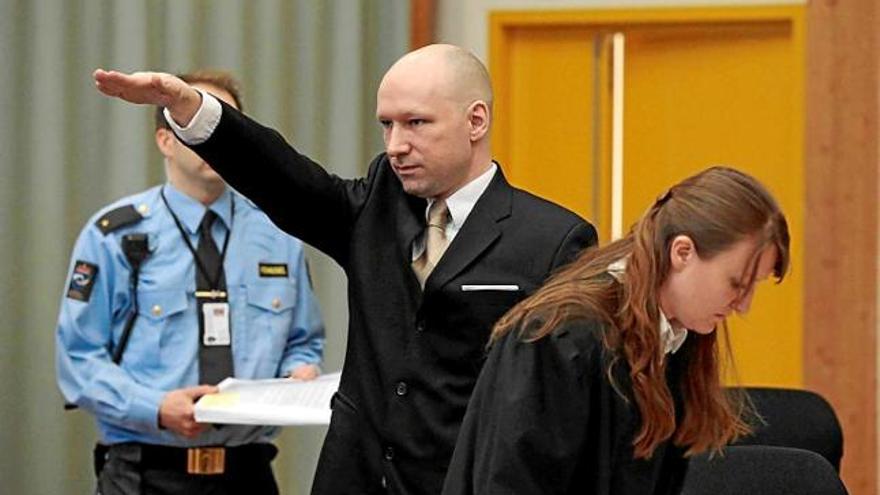 Anders Behring Breivik va fer la salutació nazi en l&#039;inici del judici