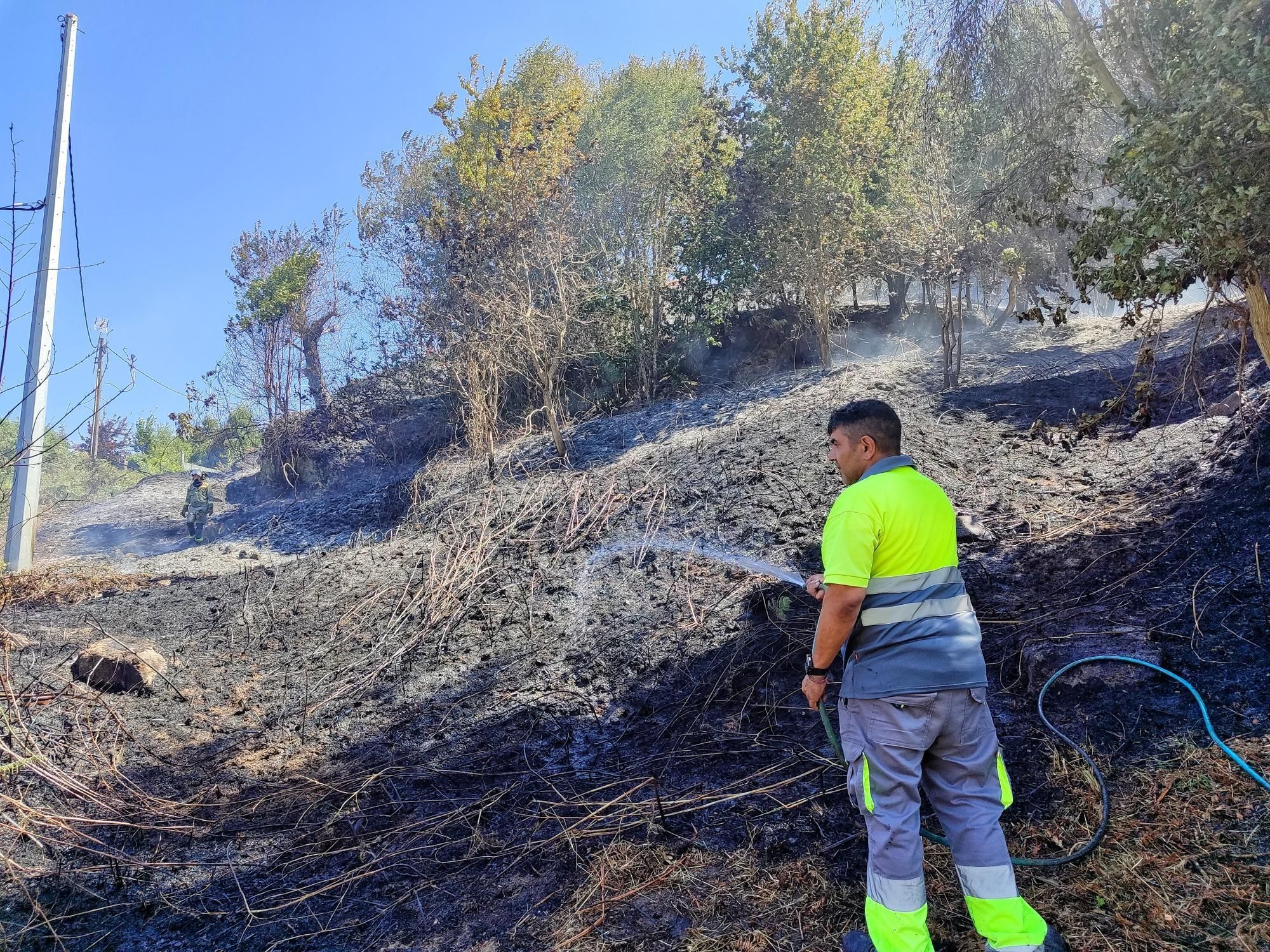 Vecinos se sumaron a las labores de extinción del incendio de A Barraca, en Bueu