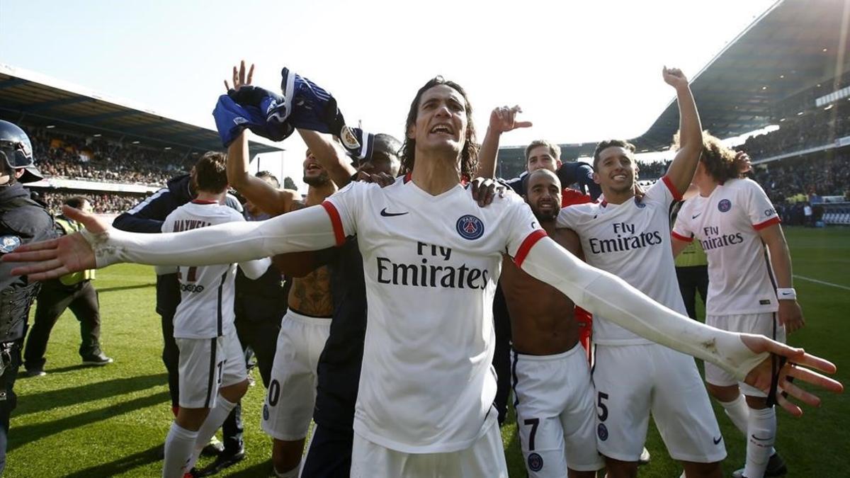 Edinson Cavani (en primer término) y el resto de jugadores del PSG celebran el título de Liga conquistado tras golear al Troyes (0-9).