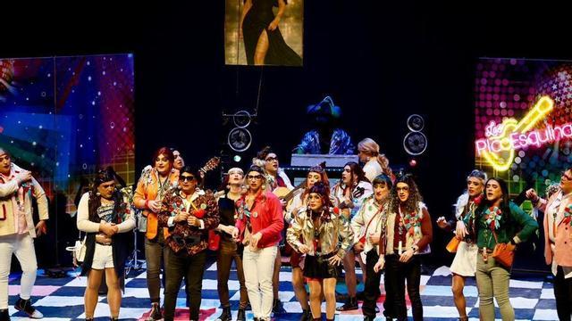 Los Picoesquina, con una foto retocada de la alcaldesa Noelia Arroyo al fondo.