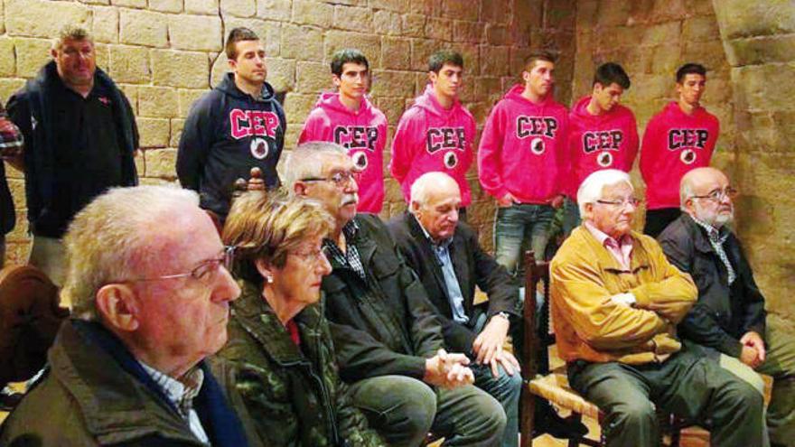 Representants d&#039;entitats i institucions i la plantilla del primer equip van ser a la presentació del centenari