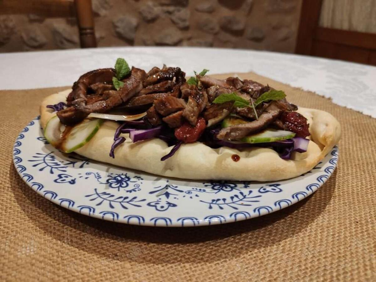 Una coca de La manta al coll, en Fageca, con un Solete