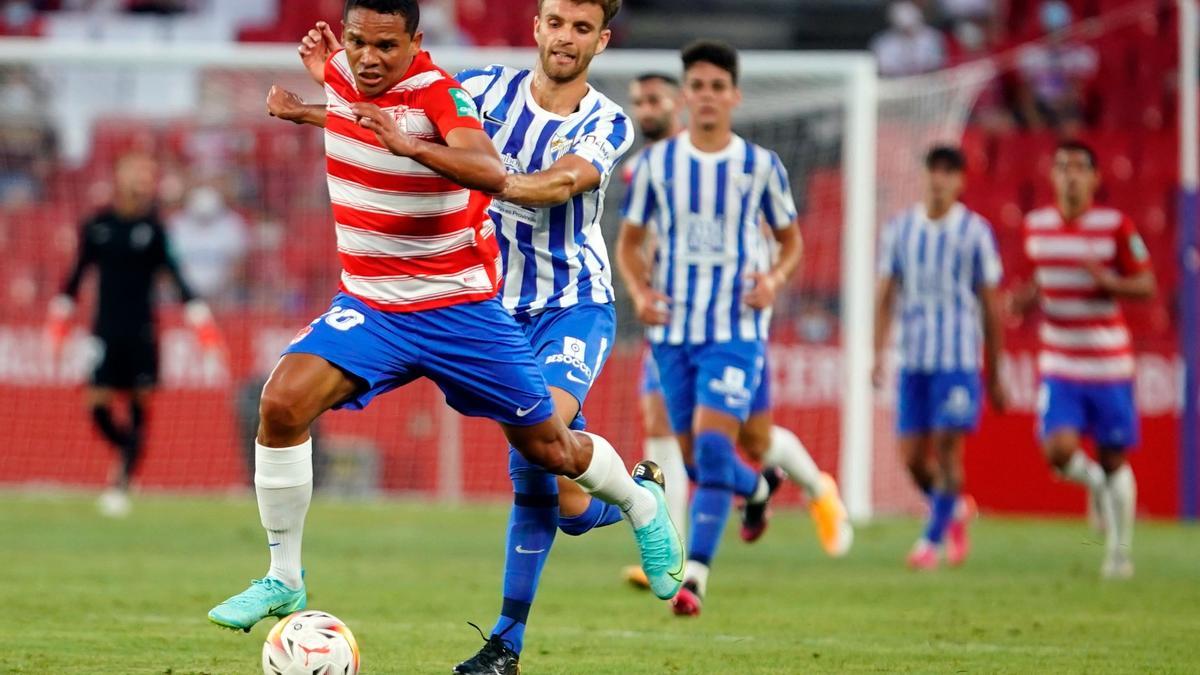 Alberto Quintana y Carlos Bacca pugnan por el balón.