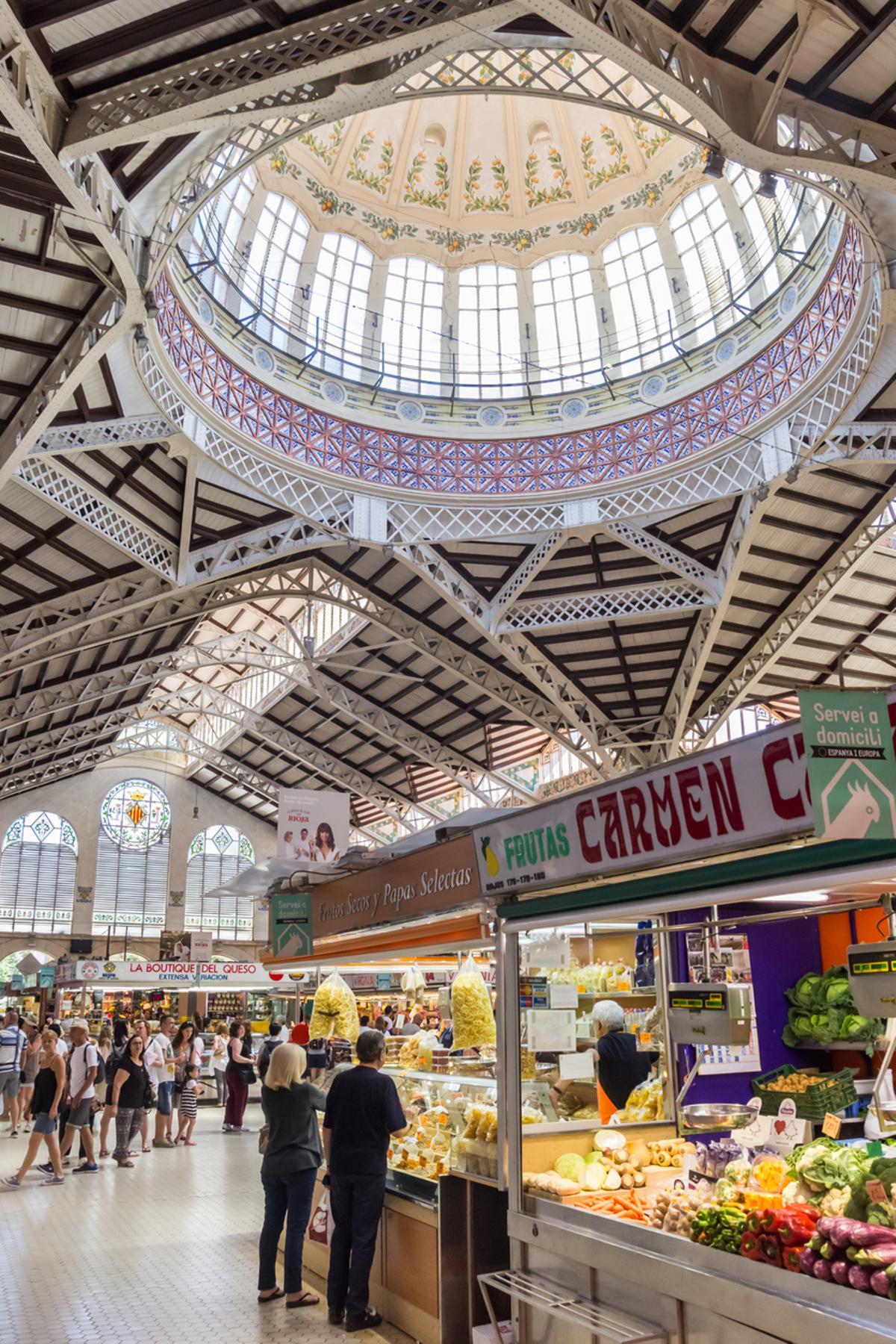 Puesto de verduras con la gente en el Mercado Central de Valencia