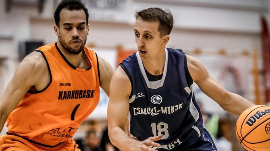 Branko Mirkovic, jugador del Minsk, en el partit a la pista del Karhu finlandès