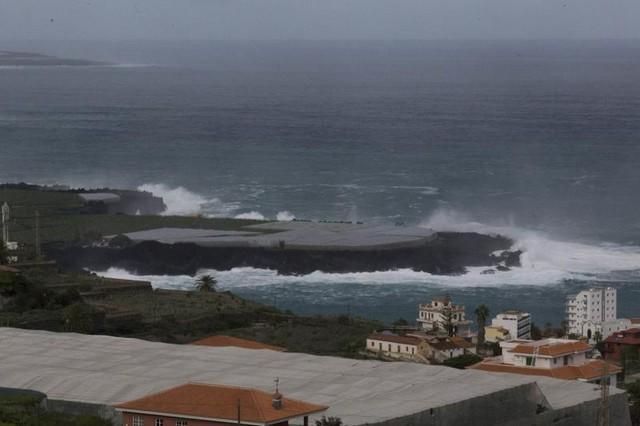 Temporal de olas con alerta en Garachico ,Tenerife , destrozos , comercios , restaurantes , oleaje , mar de leva   | 18/11/2018 | Fotógrafo: Delia Padrón