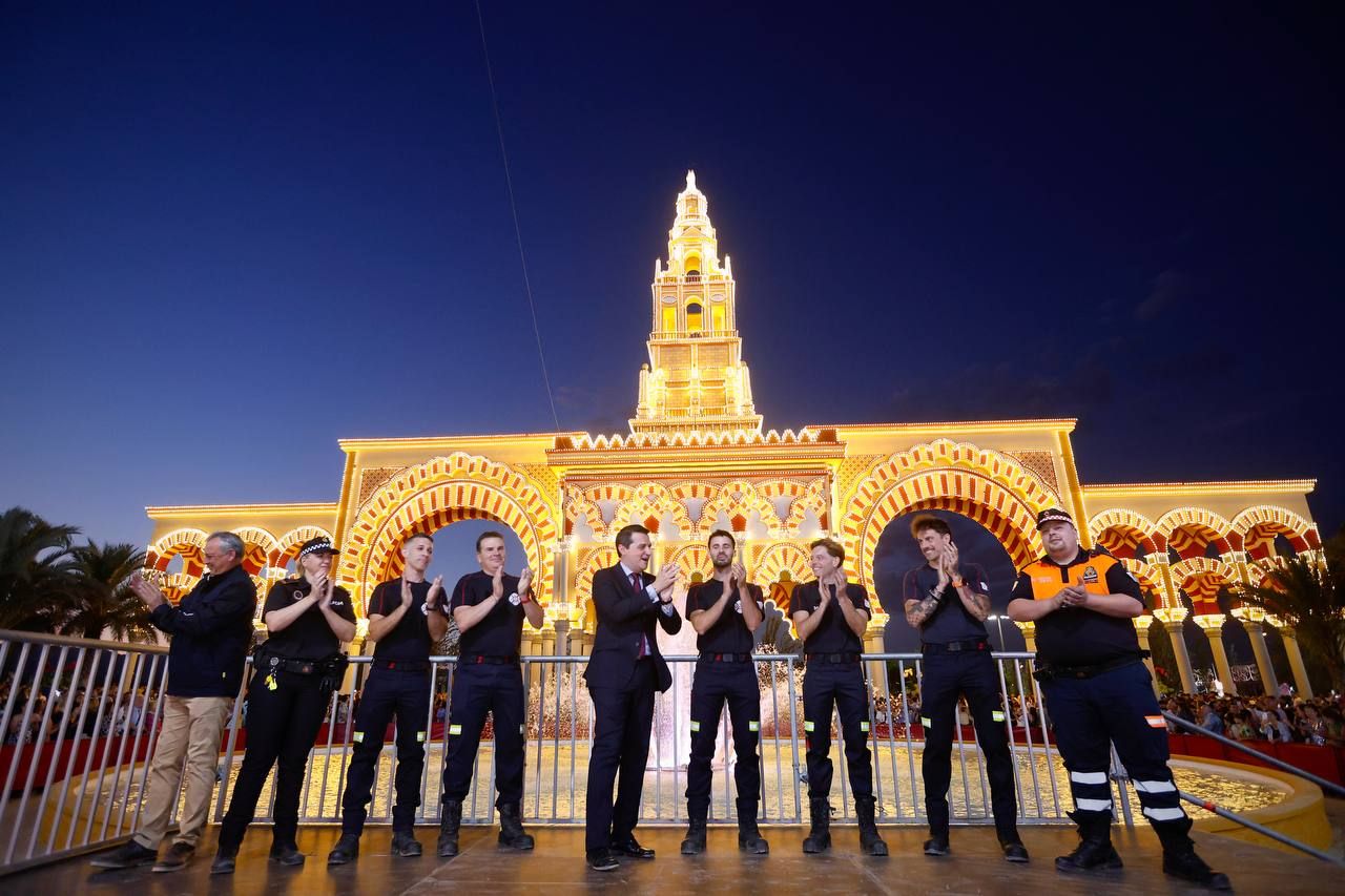 El encendido del alumbrado especial y la portada de la Feria de Córdoba, en imágenes