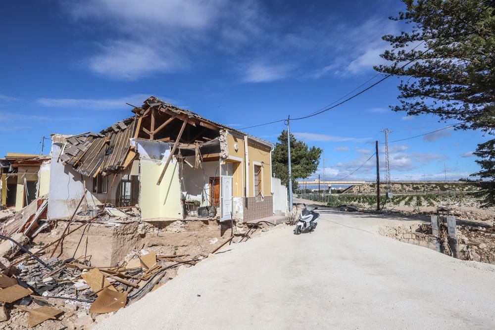 Obras de reparación de la CHS de la mota del río que cedió en Almoradí durante la DANA. Muchas de las zonas afectadas por el paso del agua siguen arrasadas