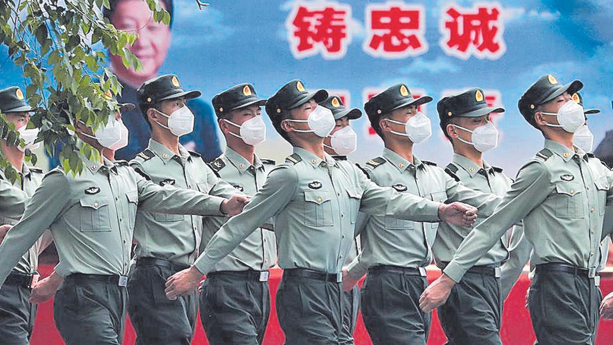 Soldados chinos con mascarillas, en mayo de 2020.