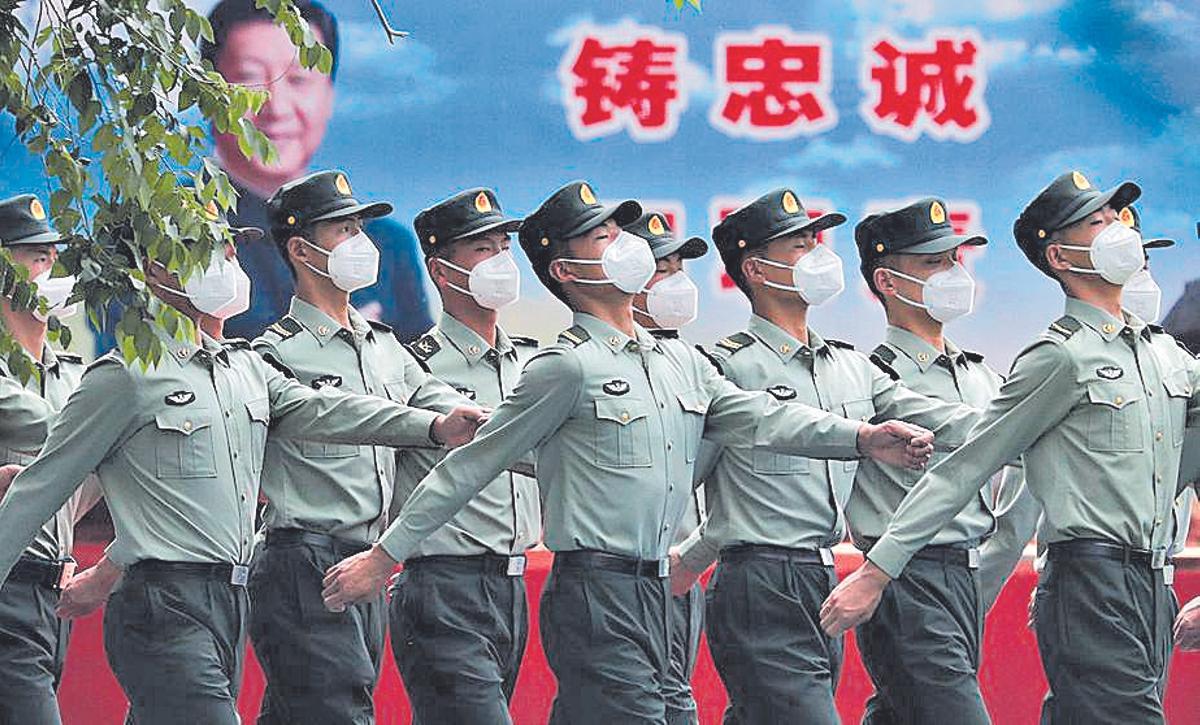 Soldados chinos con mascarillas, en mayo de 2020.