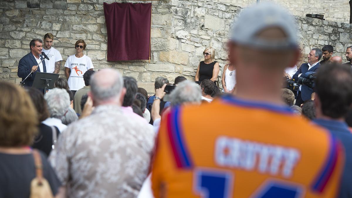 Laporta inaugura la primera calle dedicada a Cruyff en Vallfogona de Riucorb (Tarragona) en 2016.