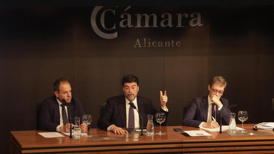 Carlos Baño, Luis Barcala y Sebastián Fernández, durante el acto de presentación del 'Plan Vive' de la Generalitat.