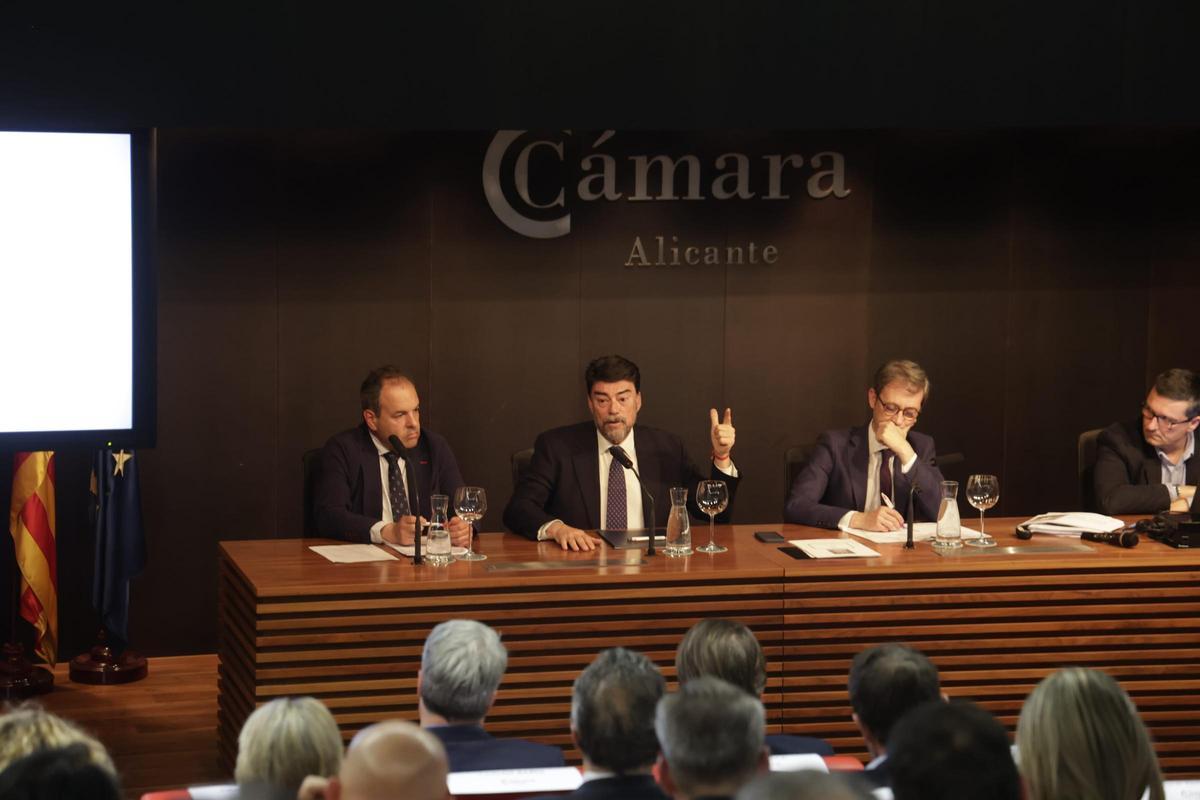 Carlos Baño, Luis Barcala y Sebastián Fernández, durante el acto de presentación del 'Plan Vive' de la Generalitat.