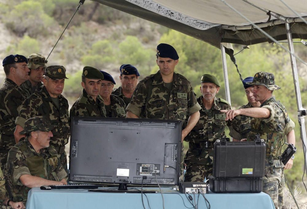 El Príncipe Felipe asiste a unas maniobras militares en Tibi (18/11/2011)