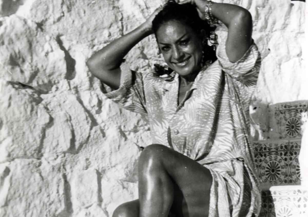 Lola Flores, en 1987, en las escaleras de la piscina de su casa.