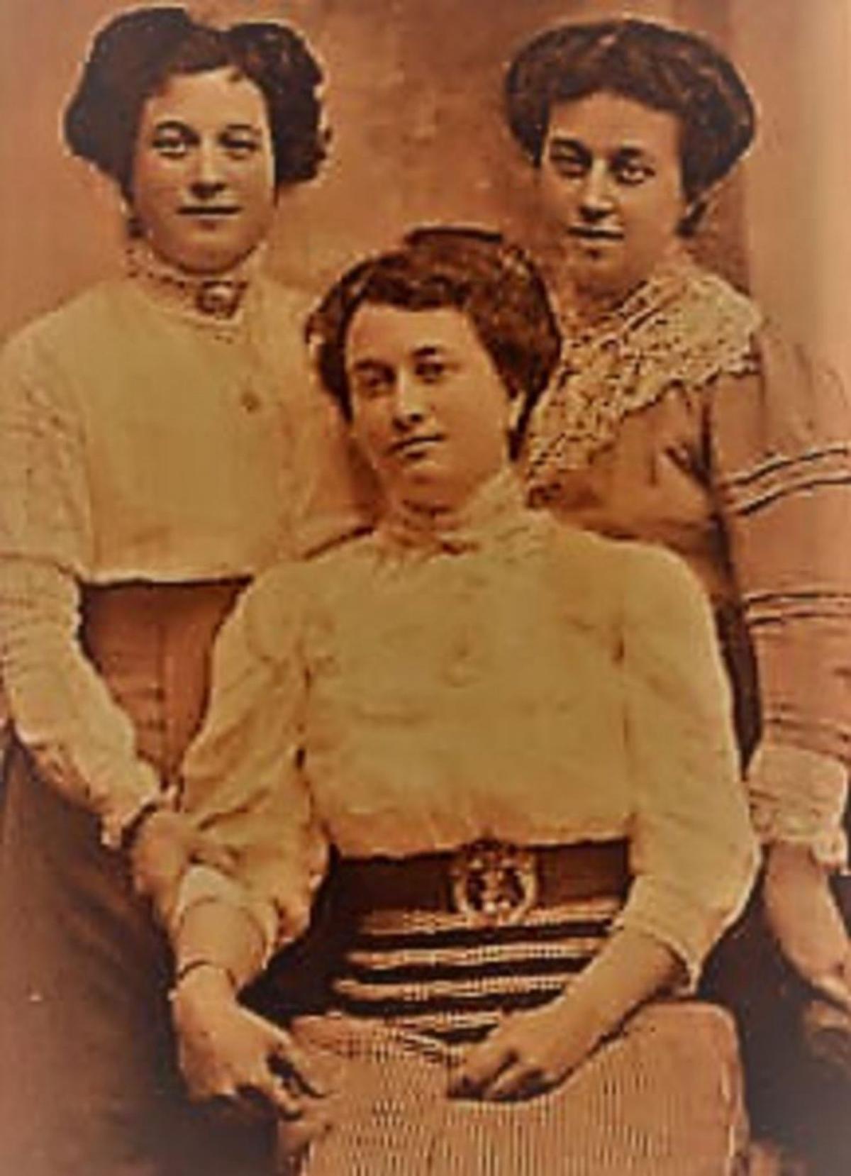 Retrato de tres mulleres en Vigo.   | // OCAÑA E HIJOS