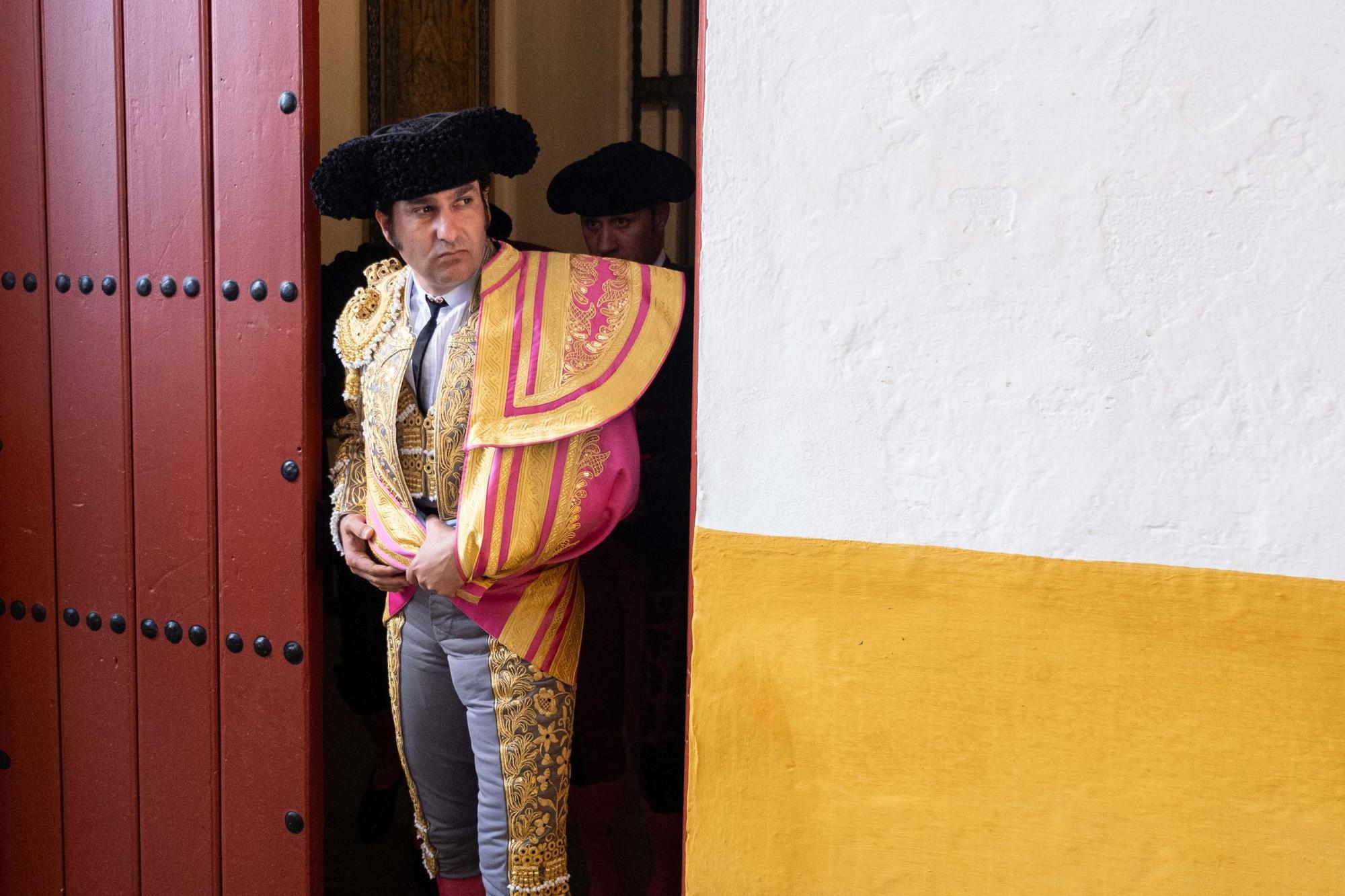 01. Morante saliendo de la capilla.