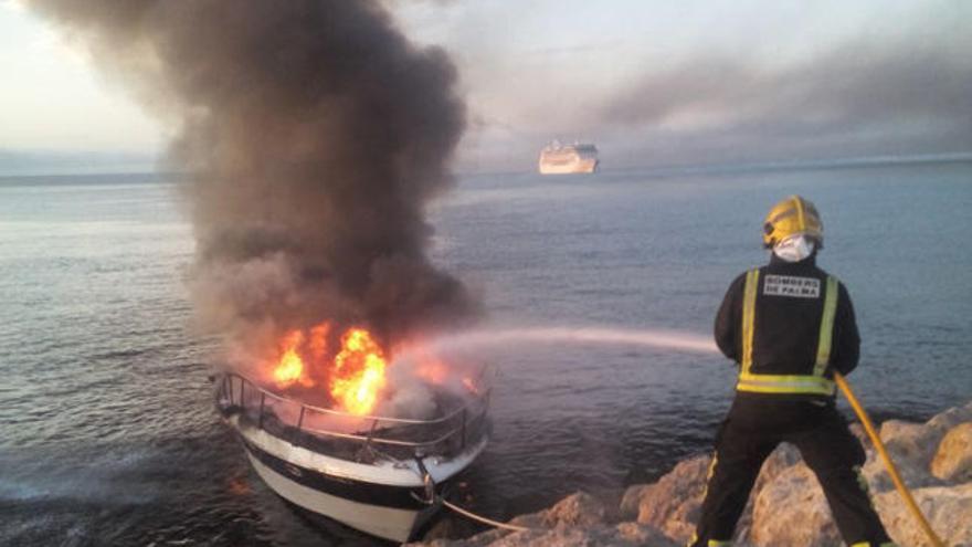 Im Hafen konnte der Brand schließlich gelöscht werden.