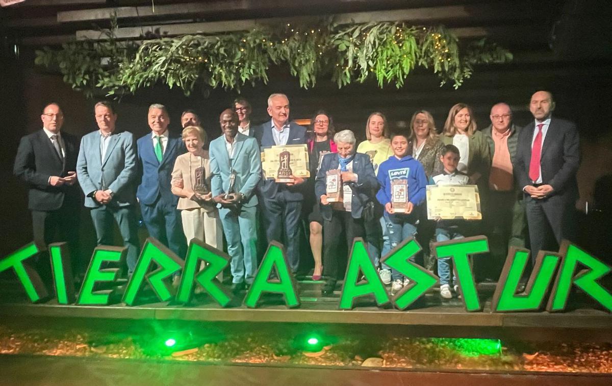 Foto de familia de premiados y autoridades, en Tierra Astur, en Oviedo. | J. OSPINA
