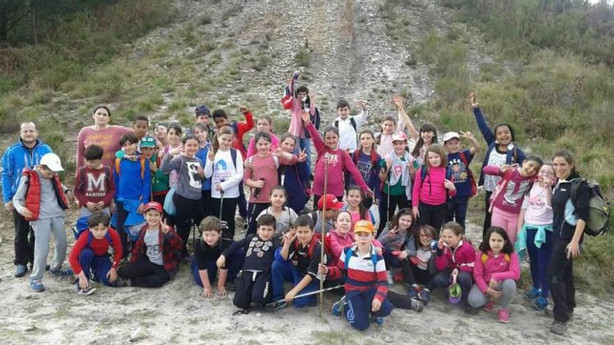 El colegio Río Sella de Arriondas planta robles en La Cerica