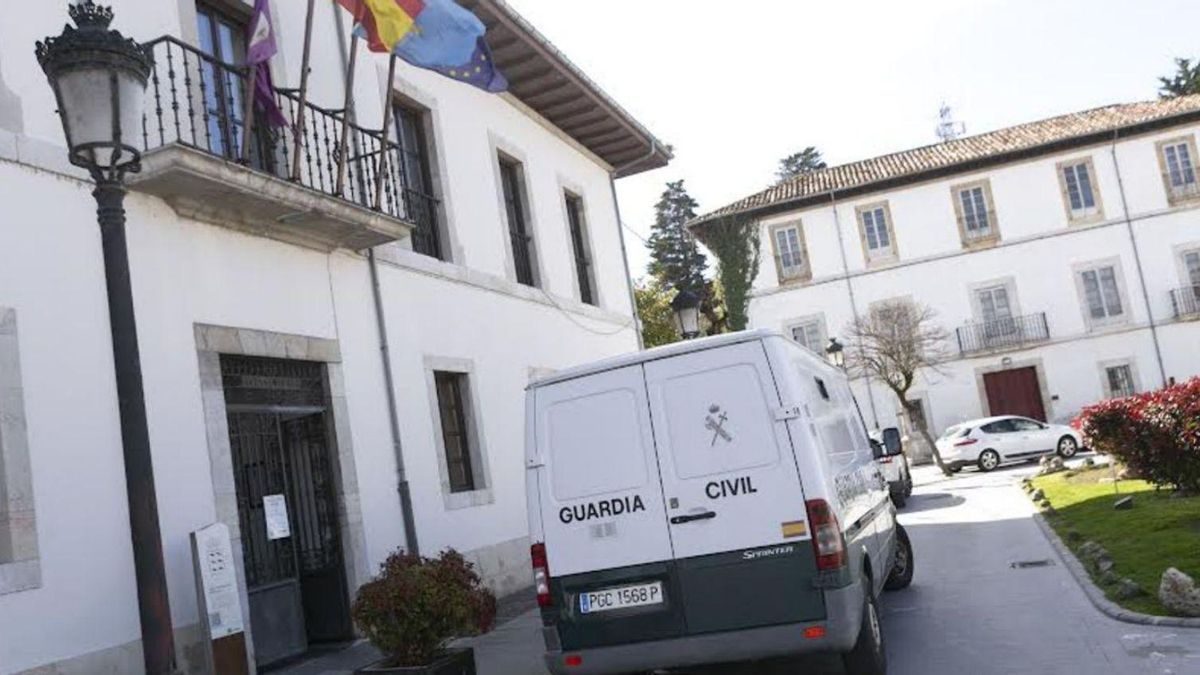 Un furgón de la Guardia Civil, aparcado. | LNE