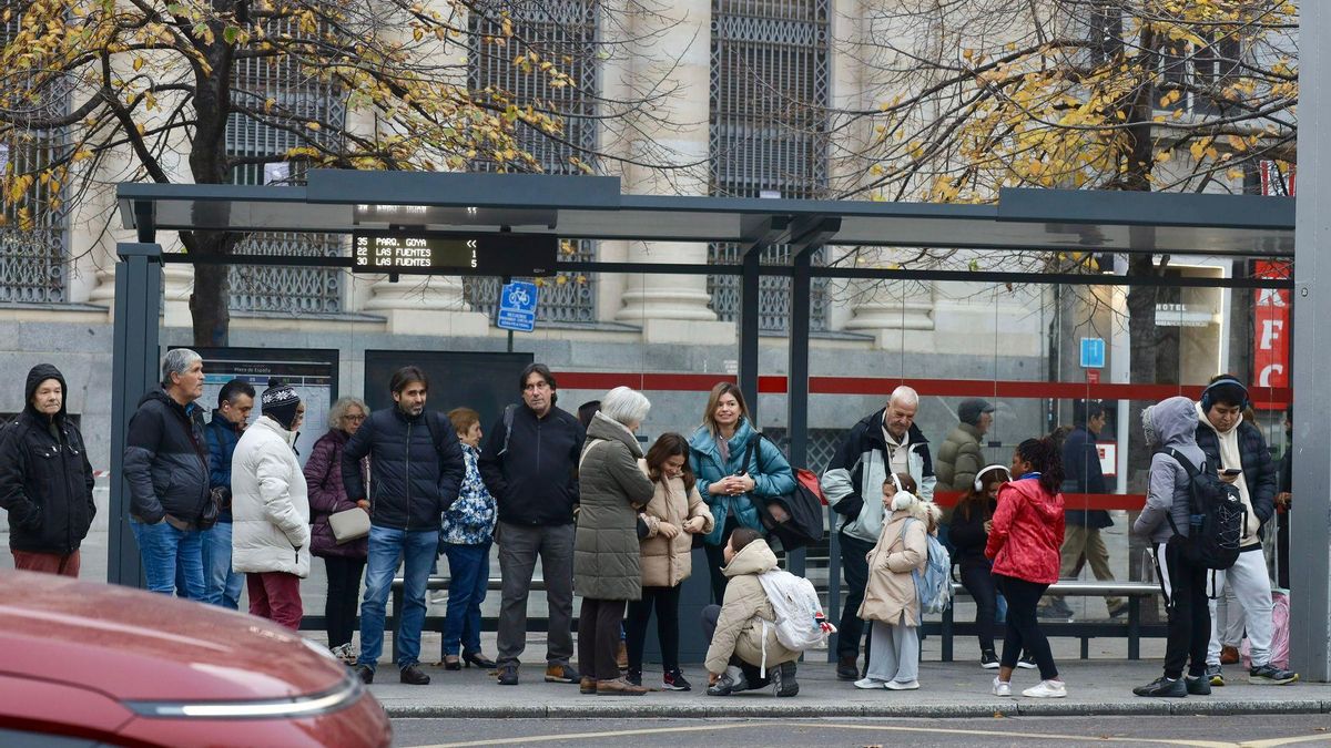 Largas filas de espera en las paradas de autobús en Zaragoza