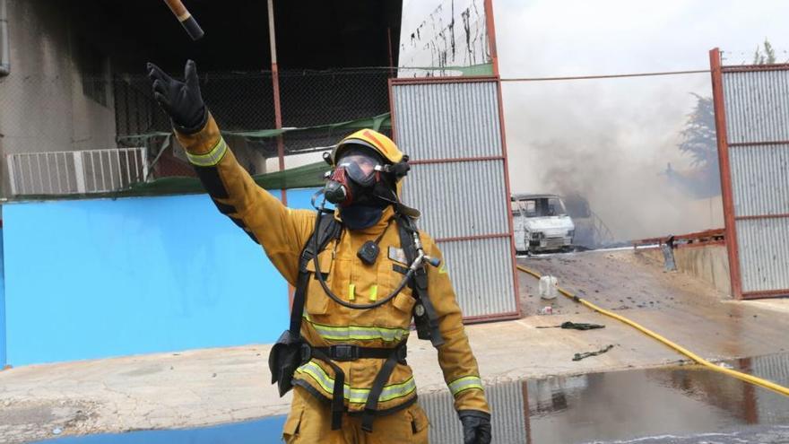 Un incendio calcina 3 vehículos y docenas de palés en un almacén de vegetales